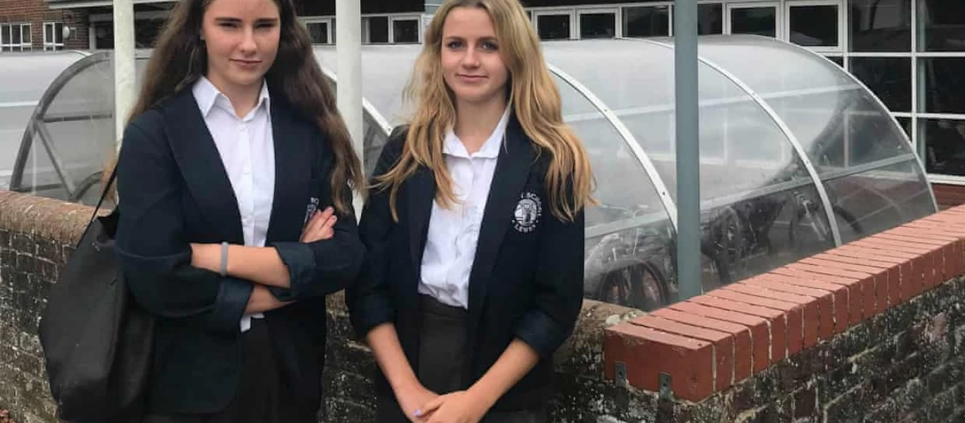 Σχολείο στην Αγγλία κάλεσε την Αστυνομία για να εμποδίσει μαθήτριες να πηγαίνουν με φούστα